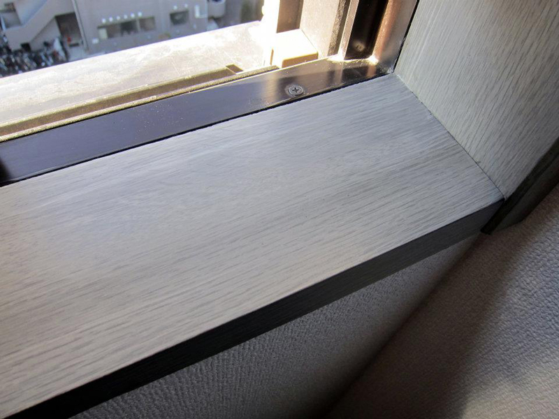 窓枠のシート（オレフィンシート）剥がれの補修 リペアバンク｜東京・神奈川の住宅建築のリペアから特殊塗装・アートワークまで