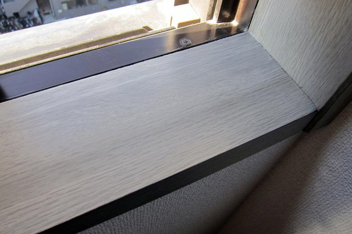窓枠のシート（オレフィンシート）剥がれの補修