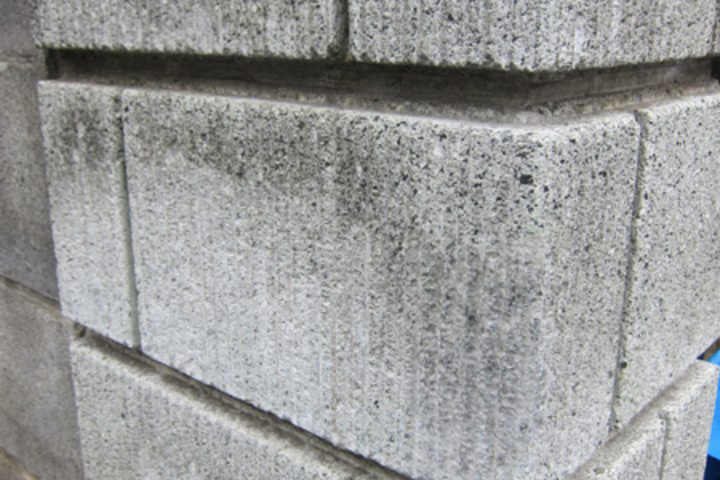 門柱（コンクリートブロック）の欠けの補修